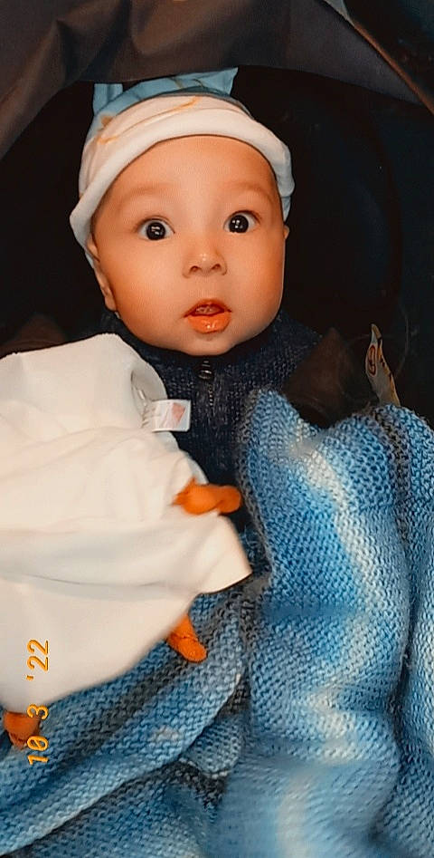 Aaron a rejoint le concours — aidez-le/la à gagner de superbes lots ! baby, baby_toddler_clothing, cap, child, costume_hat, doll, electric_blue, eye, eyelash, fashion_accessory, fashion_design, headwear, knit_cap, linens, pattern, person, sleeve, surprise, toddler, toy