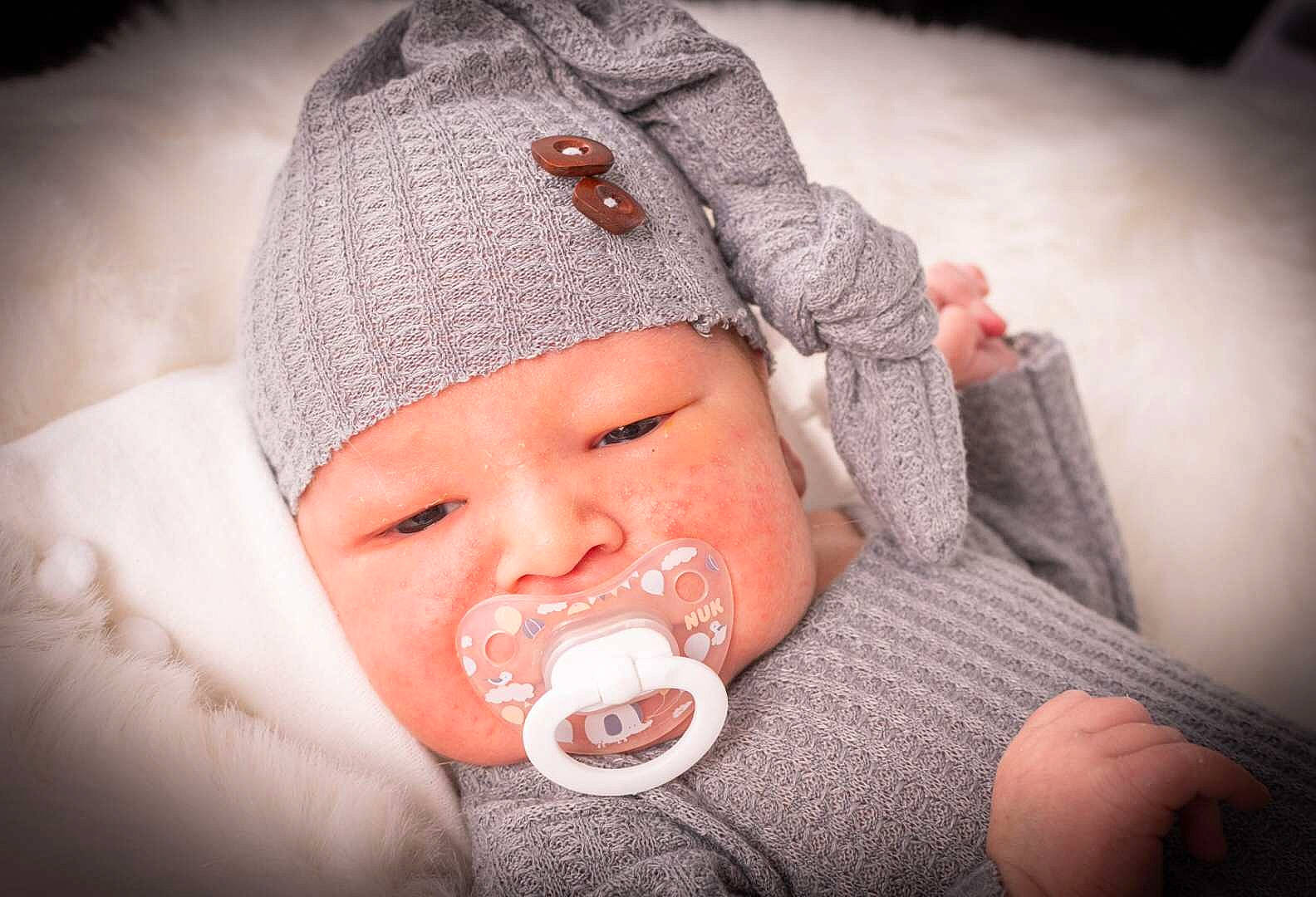 Aaron participe au concours pour gagner de l'argent avec cette photo : baby, baby_toddler_clothing, cheek, chin, ear, eye, eyebrow, eyelash, finger, flash_photography, gesture, happy, headgear, headwear, human_body, lip, mouth, neck, nose, person