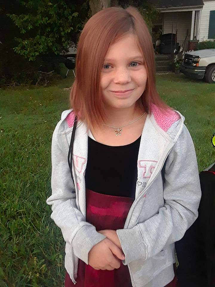 Lisa is registered to the contest to win money with this photo: blazer, cool, facial_expression, gesture, grass, hair, iris, jewellery, joy, lip, long_hair, mammal, neck, necklace, person, pink, plant, sleeve, smile, tire