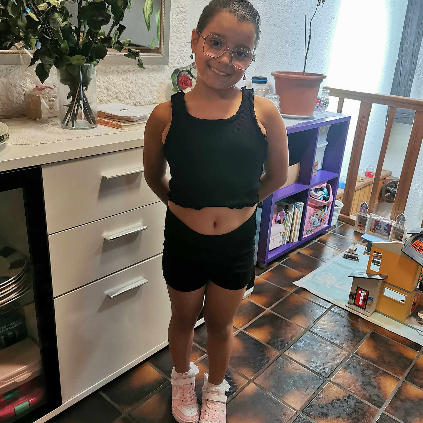 Irina a rejoint le concours — aidez-le/la à gagner de superbes lots ! accessories, adult, cabinet, clothing, face, female, flower, flowerarrangement, flowerbouquet, footwear, furniture, glasses, head, person, plant, rose, shoe, shorts, woman, wood