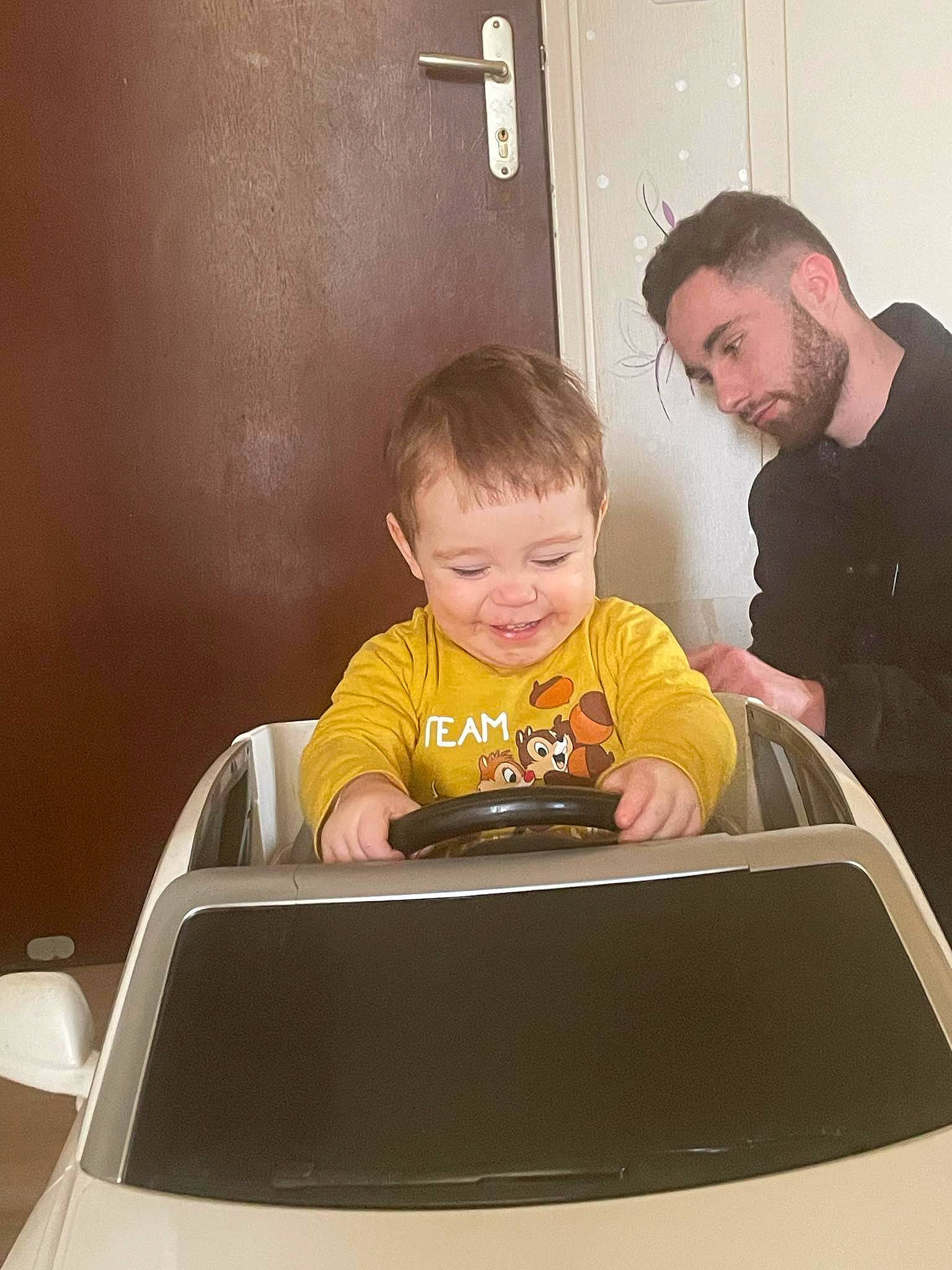 Aylan a rejoint le concours — aidez-le/la à gagner de superbes lots ! auto_part, automotive_design, automotive_exterior, automotive_window_part, chair, child, comfort, face, fun, gadget, happy, joy, lap, person, play, room, sharing, sitting, sleeve, smile