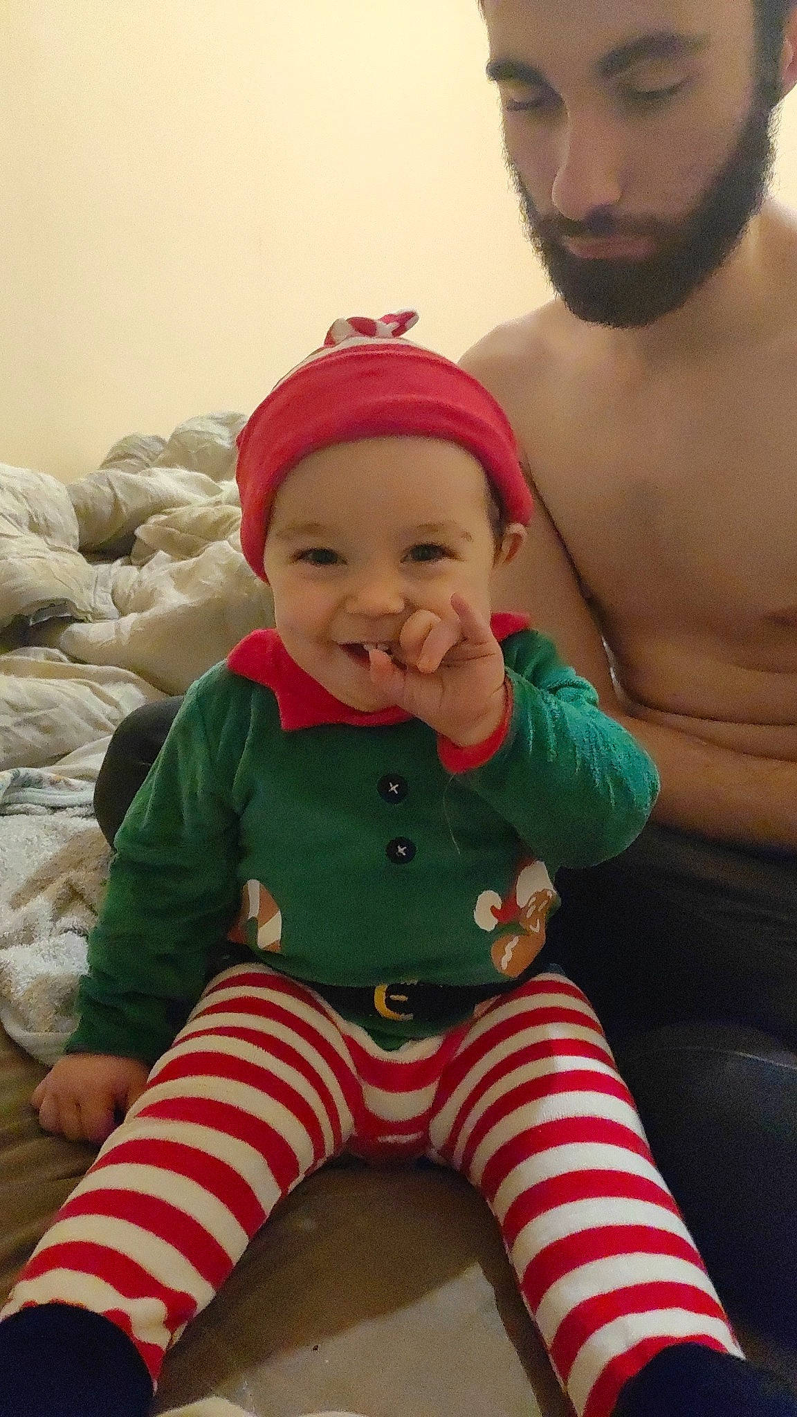 Aylan a rejoint le concours — aidez-le/la à gagner de superbes lots ! baby, baby_toddler_clothing, beard, christmas, eye, face, facial_expression, fun, happy, head, headwear, human, human_body, joy, organ, people, person, skin, sleeve, smile