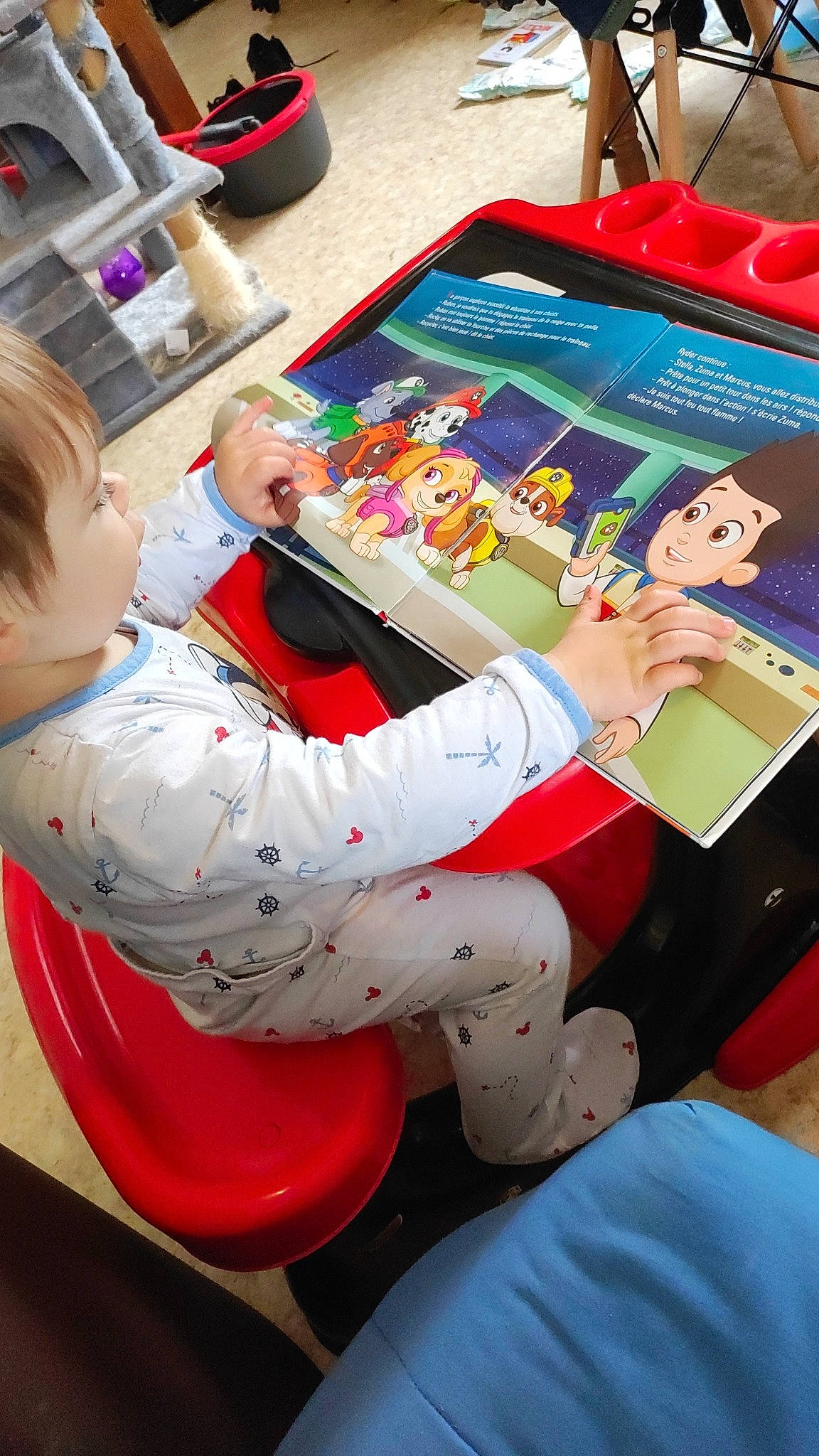 Aylan participe au concours pour gagner de l'argent avec cette photo : art, artist, carmine, chair, child, flooring, fun, gadget, games, indoor_games_and_sports, lap, leisure, person, play, recreation, room, sitting, thigh, toddler, toy