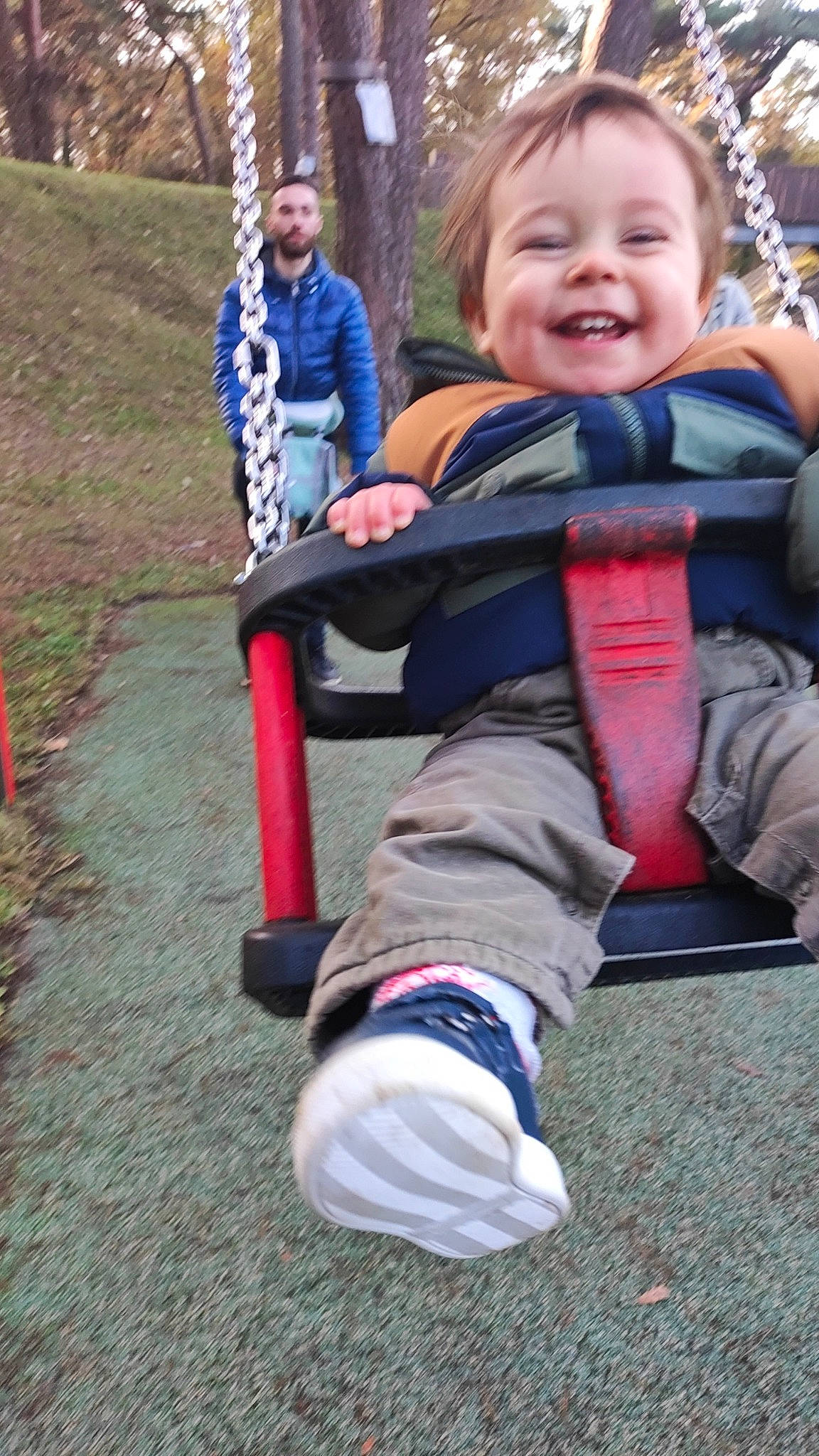 Aylan a rejoint le concours — aidez-le/la à gagner de superbes lots ! baby_toddler_clothing, city, clothing, electric_blue, face, facial_expression, fun, grass, happy, human_body, joy, lap, leisure, outdoor_play_equipment, person, plant, playground, recreation, smile, swing