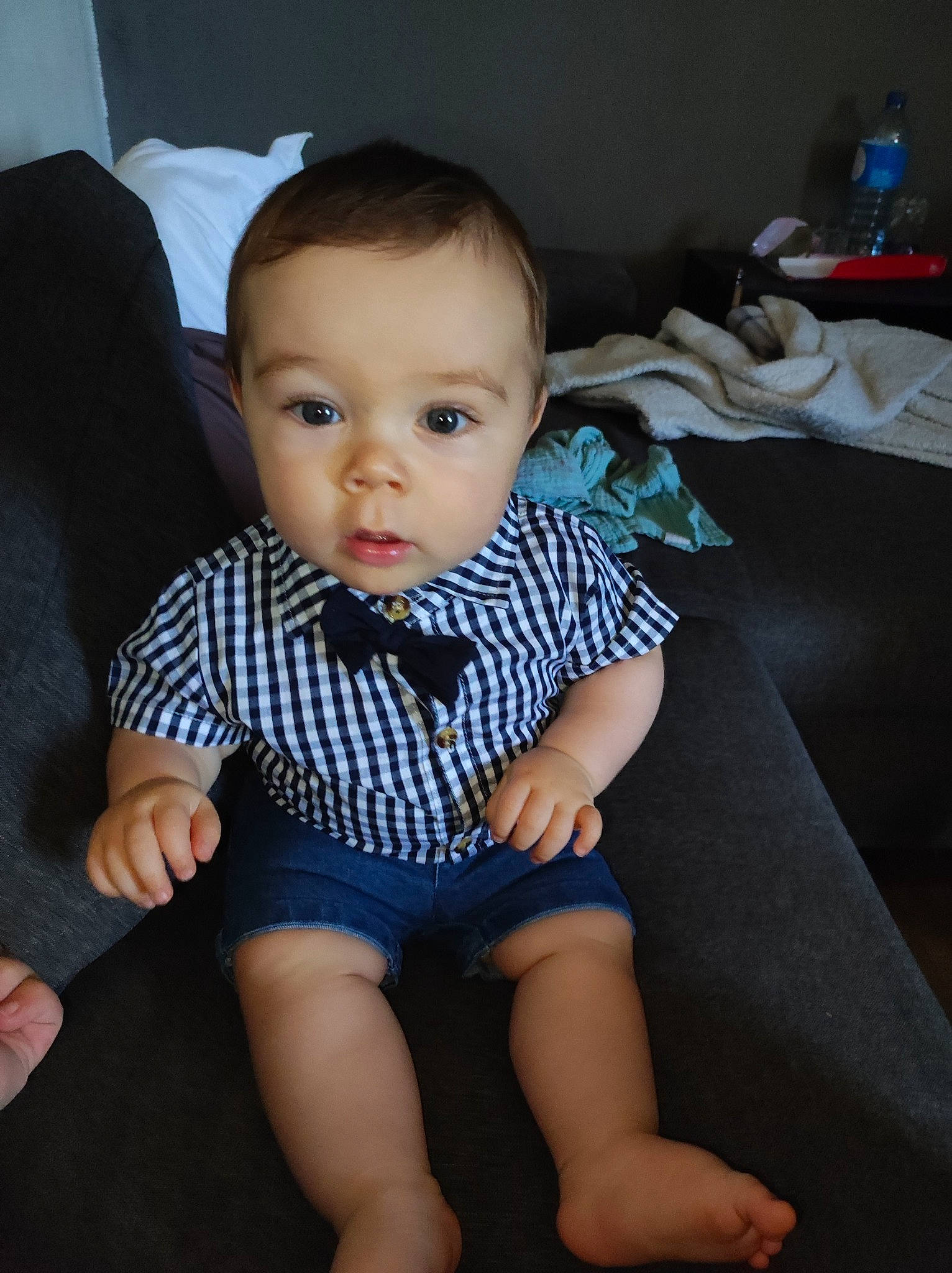 Aylan participe au concours pour gagner de l'argent avec cette photo : baby, baby_toddler_clothing, cheek, chin, comfort, eye, facial_expression, finger, hairstyle, iris, lap, leg, mouth, person, shoulder, skin, sleeve, standing, thigh, toddler