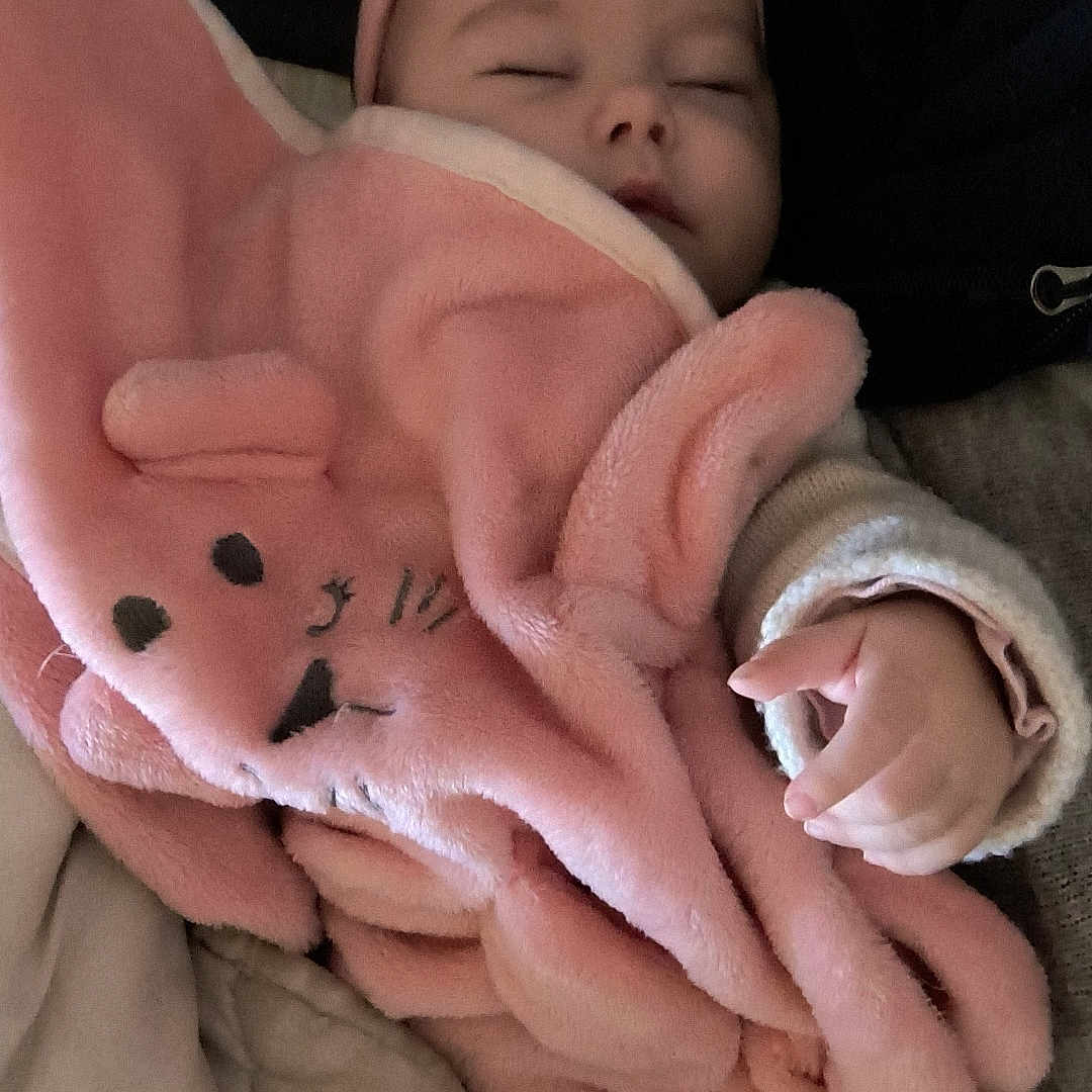 Athénaïs a rejoint le concours — aidez-le/la à gagner de superbes lots ! baby, bed, blanket, clothing, couch, cushion, face, furniture, glove, hat, head, homedecor, newborn, person, photography, plush, portrait, quilt, sleeping, toy