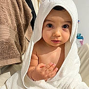 Gabriel participe au concours pour gagner de l'argent avec cette photo : baby, bathroom, child, comfort, curious, cute, expression, eyes, face, hand, hooded_towel, indoors, infant, person, sitting, skin, soft, towel, white_towel, wrapped