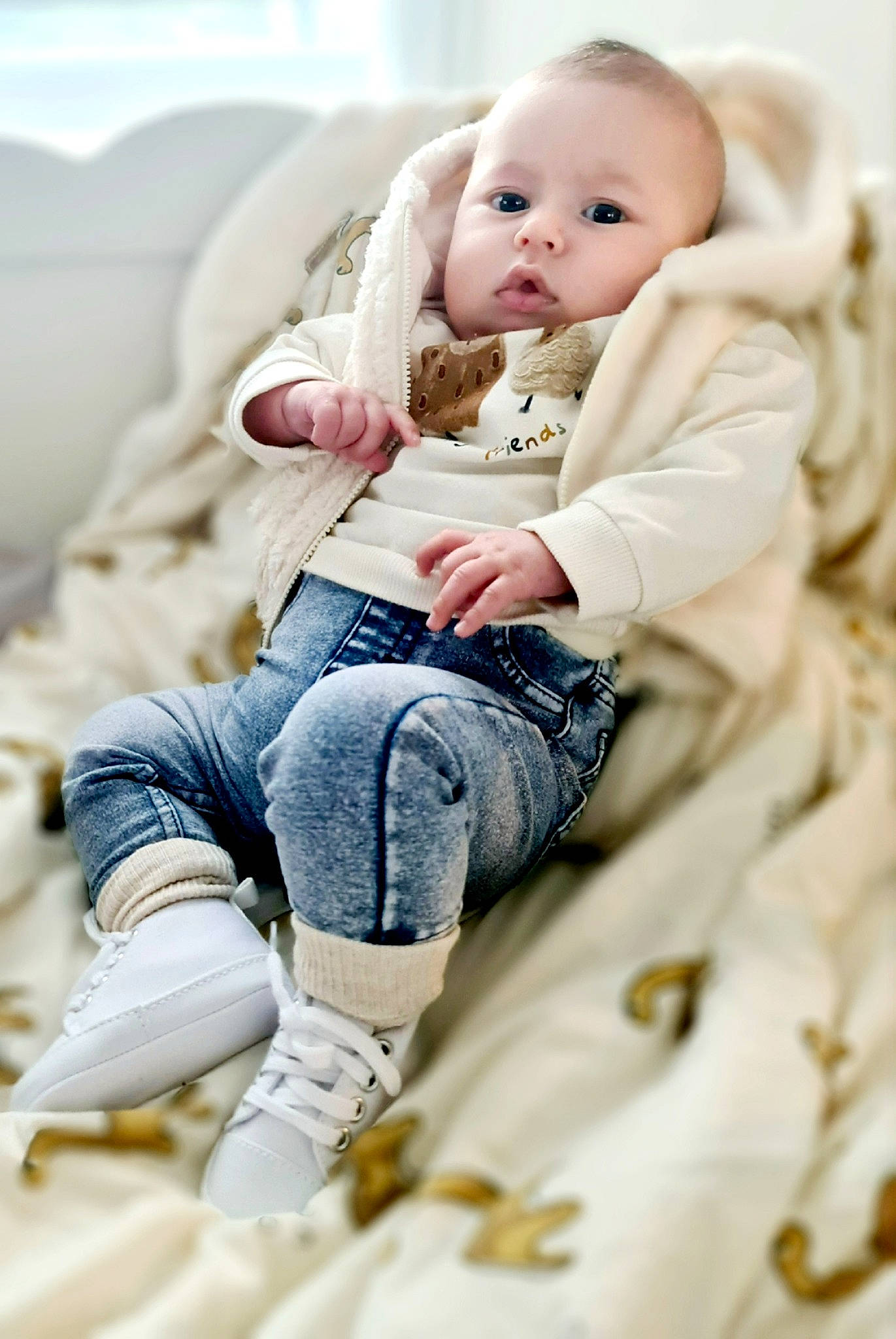 Yliano a rejoint le concours — aidez-le/la à gagner de superbes lots ! baby, baby_toddler_clothing, beauty, blond, child, comfort, face, flash_photography, fur, happy, head, human_leg, knee, person, sitting, skin, sleeve, sock, thigh, toddler