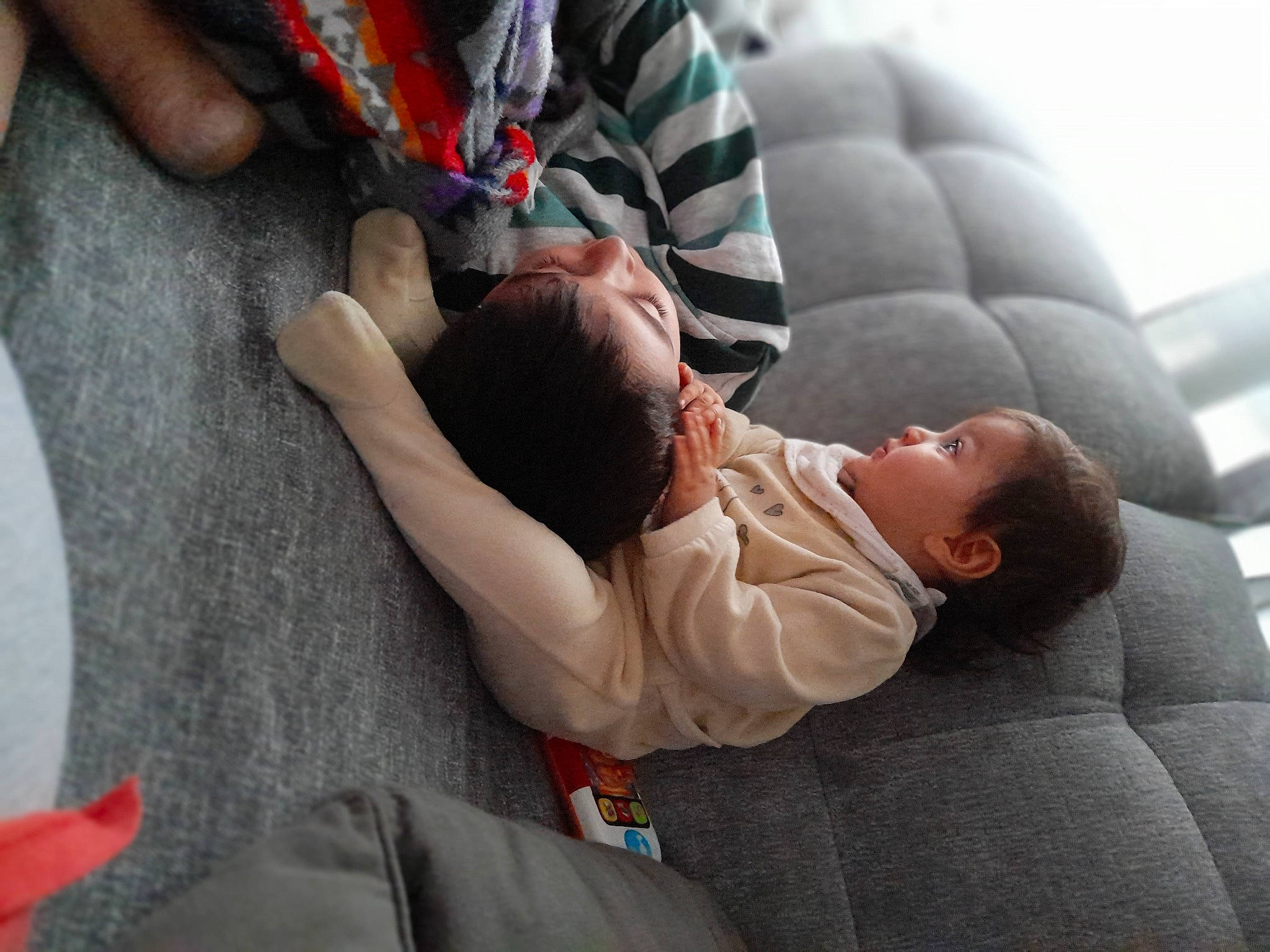 Nour participe au concours pour gagner de l'argent avec cette photo : baby, baby_products, baby_sleeping, child, comfort, couch, elbow, foot, gesture, human_leg, knee, lap, leg, nail, nap, person, room, sitting, thigh, toddler