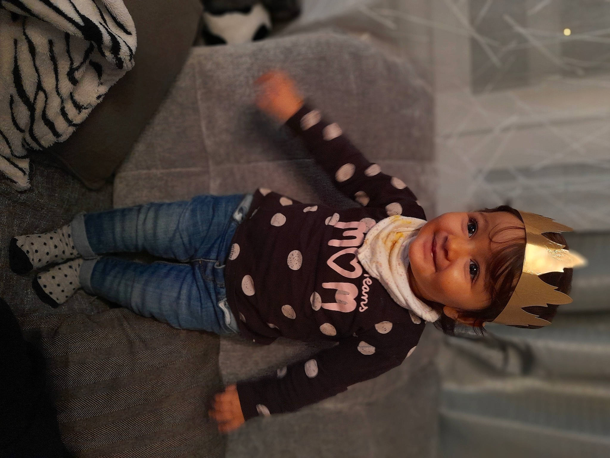 Nour a rejoint le concours — aidez-le/la à gagner de superbes lots ! baby, baby_products, baby_toddler_clothing, child, comfort, flooring, fun, fur, happy, joy, pattern, person, room, sitting, sleeve, smile, textile, toddler, toy, wood