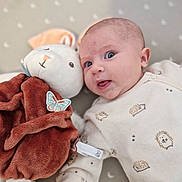 Nausicaa a rejoint le concours — aidez-le/la à gagner de superbes lots ! baby, infant, plush_toy, stuffed_animal, onesie, hedgehog_pattern, blanket, moon_pattern, blue_eyes, soft_toy, cute, sleepwear, child, indoor, portrait, lying_down, close_up, comfort, snuggling, happy