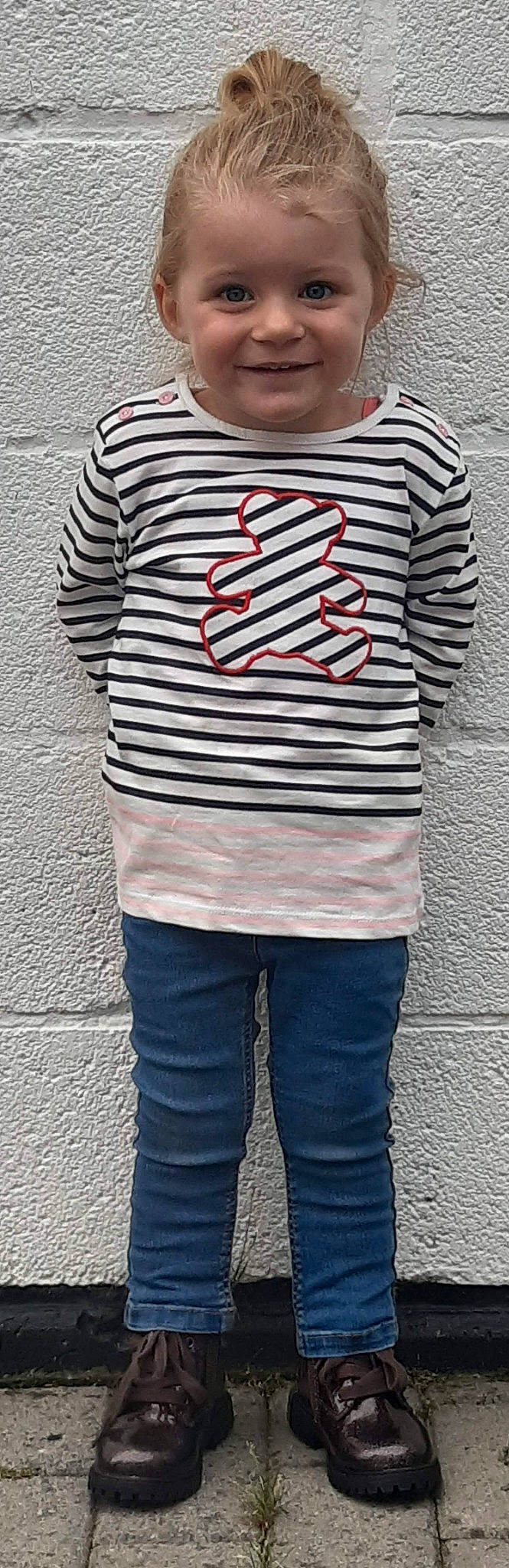 Yael participe au concours pour gagner de l'argent avec cette photo : asphalt, baby_toddler_clothing, black, cool, denim, electric_blue, fashion, font, grey, jersey, joy, neck, outerwear, pattern, person, sleeve, sportswear, standing, street_fashion, style