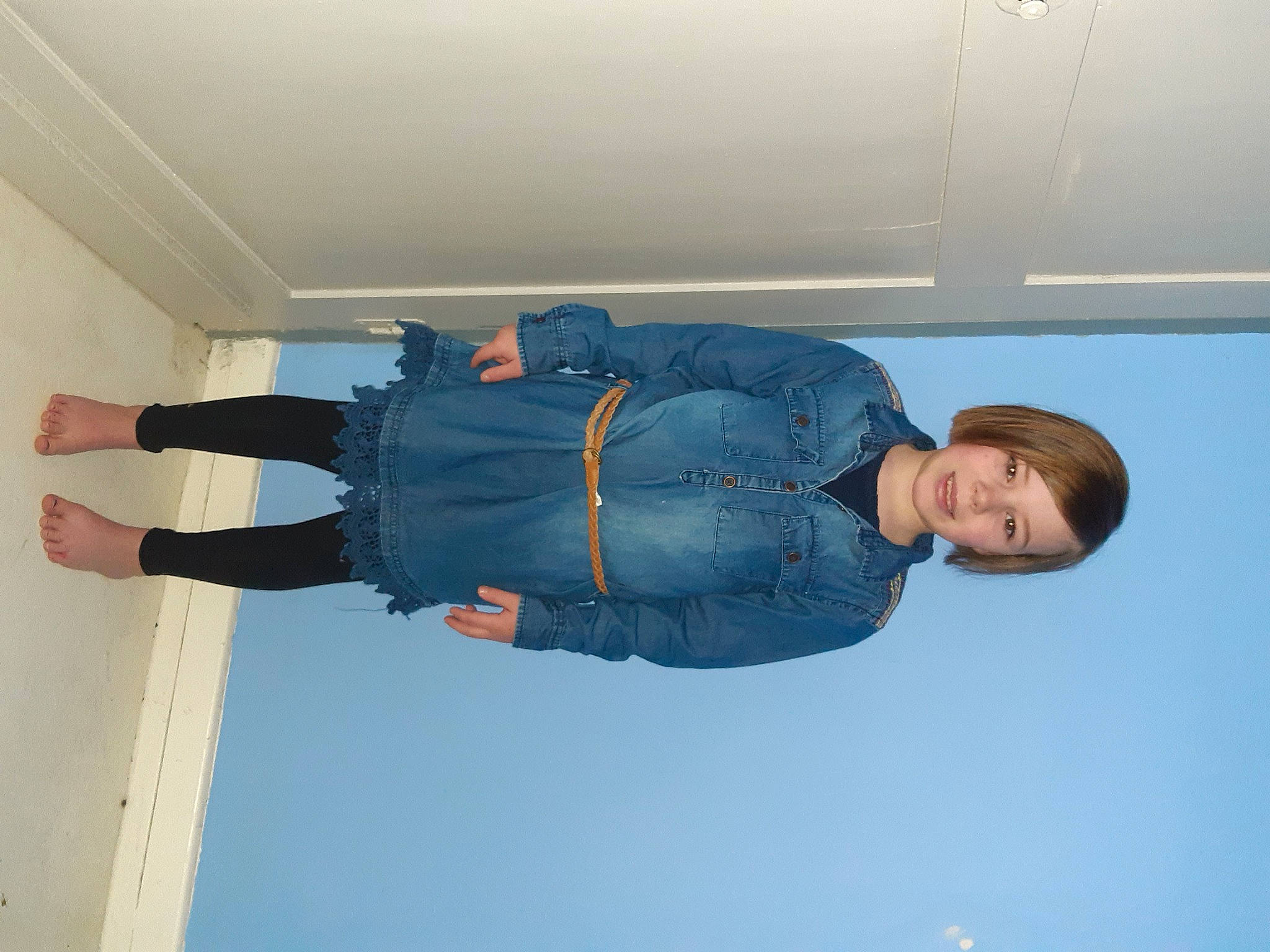 Lou participe au concours pour gagner de l'argent avec cette photo : bag, collar, comfort, composite_material, denim, elbow, electric_blue, gesture, jacket, jeans, joy, knee, outdoor_shoe, person, sky, sleeve, smile, waist, walking_shoe, wrist