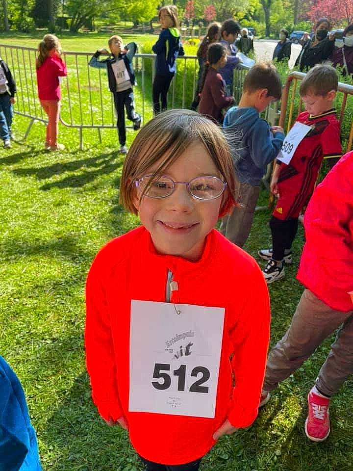 Lou a rejoint le concours — aidez-le/la à gagner de superbes lots ! blurred, clothing, competition_event, crowd, event, fun, grass, green, happy, joy, leisure, outdoor_recreation, outerwear, person, plant, public_space, recreation, shorts, sleeve, smile