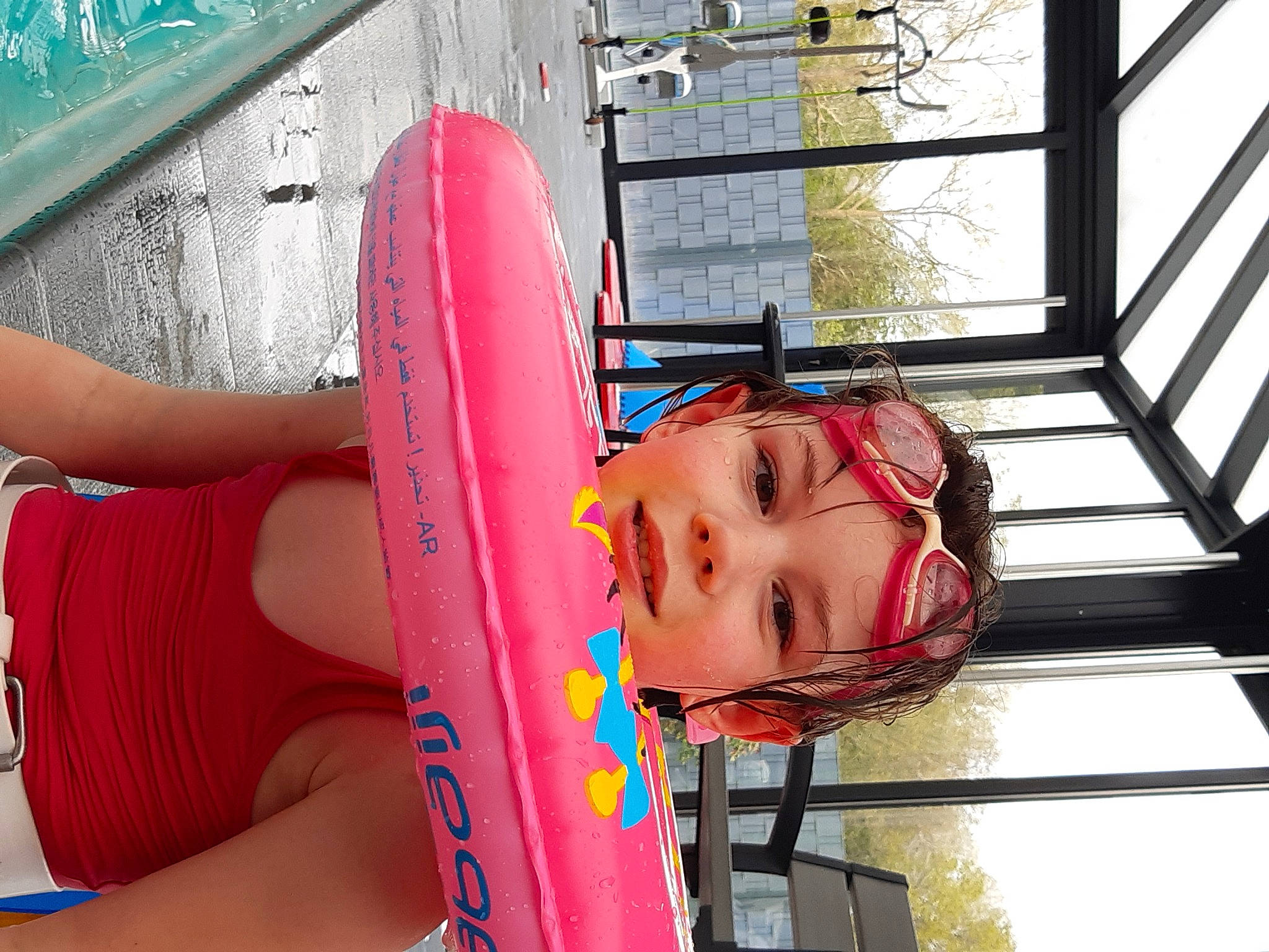 Lou a rejoint le concours — aidez-le/la à gagner de superbes lots ! boats_and_boating_equipment_and_supplies, child, elbow, eyewear, fun, happy, headwear, human_leg, leisure, line, magenta, nail, person, pink, play, recreation, red, skin, snapshot, thigh