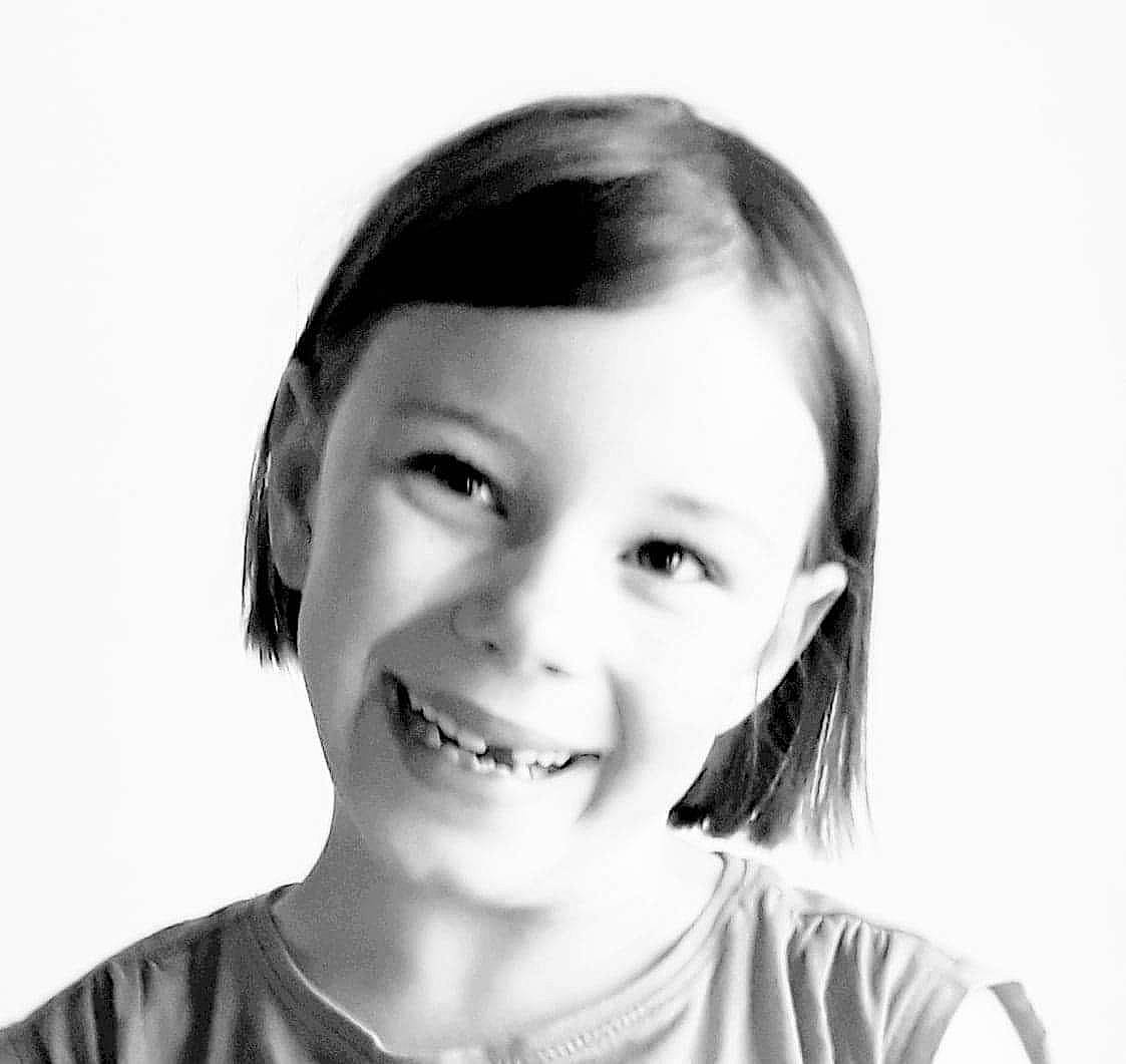 Lou a rejoint le concours — aidez-le/la à gagner de superbes lots ! black_hair, cheek, clothing, eyelash, flash_photography, fun, happy, iris, jaw, joy, laugh, lip, monochrome, monochrome_photography, neck, nose, person, shoulder, smile, t_shirt