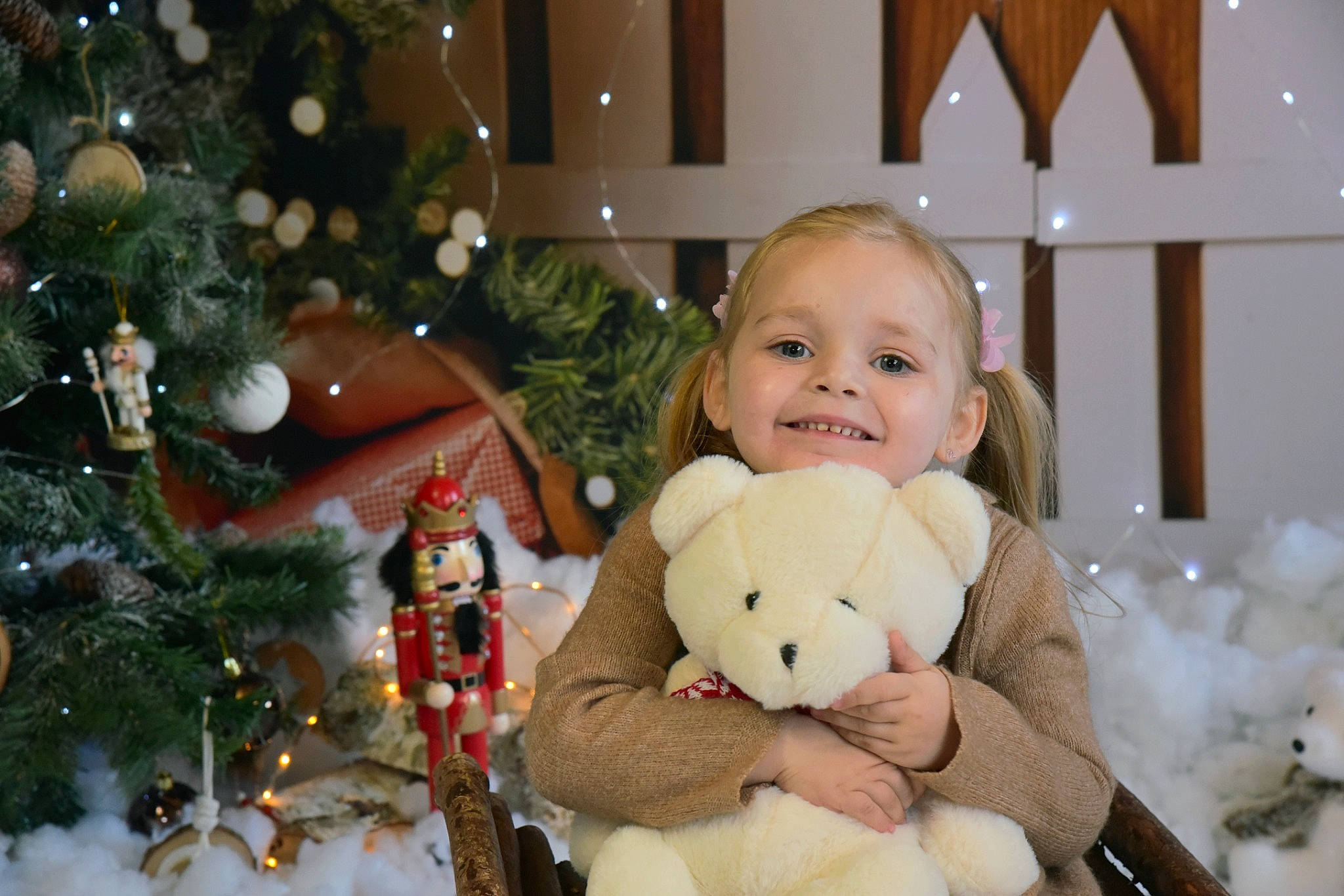 Salomé a rejoint le concours — aidez-le/la à gagner de superbes lots ! beauty, christmas_decoration, christmas_ornament, christmas_tree, event, eye, face, happy, head, holiday, human_body, joy, organ, ornament, person, photograph, skin, smile, snapshot, teddy_bear