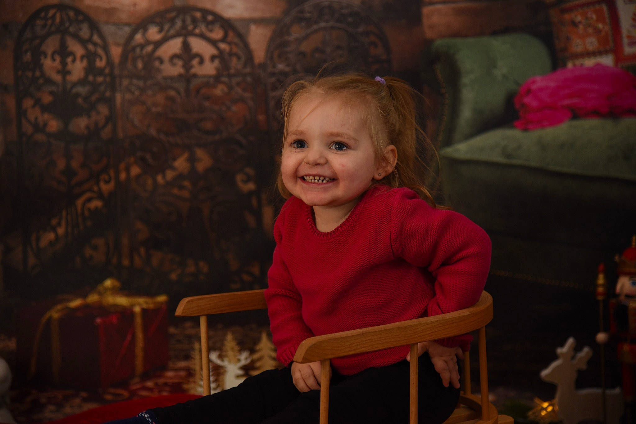 Salomé participe au concours pour gagner de l'argent avec cette photo : baby, baby_toddler_clothing, chair, cheek, child, comfort, event, fun, happy, holiday, human_body, iris, joy, living_room, mammal, organ, person, room, sitting, smile