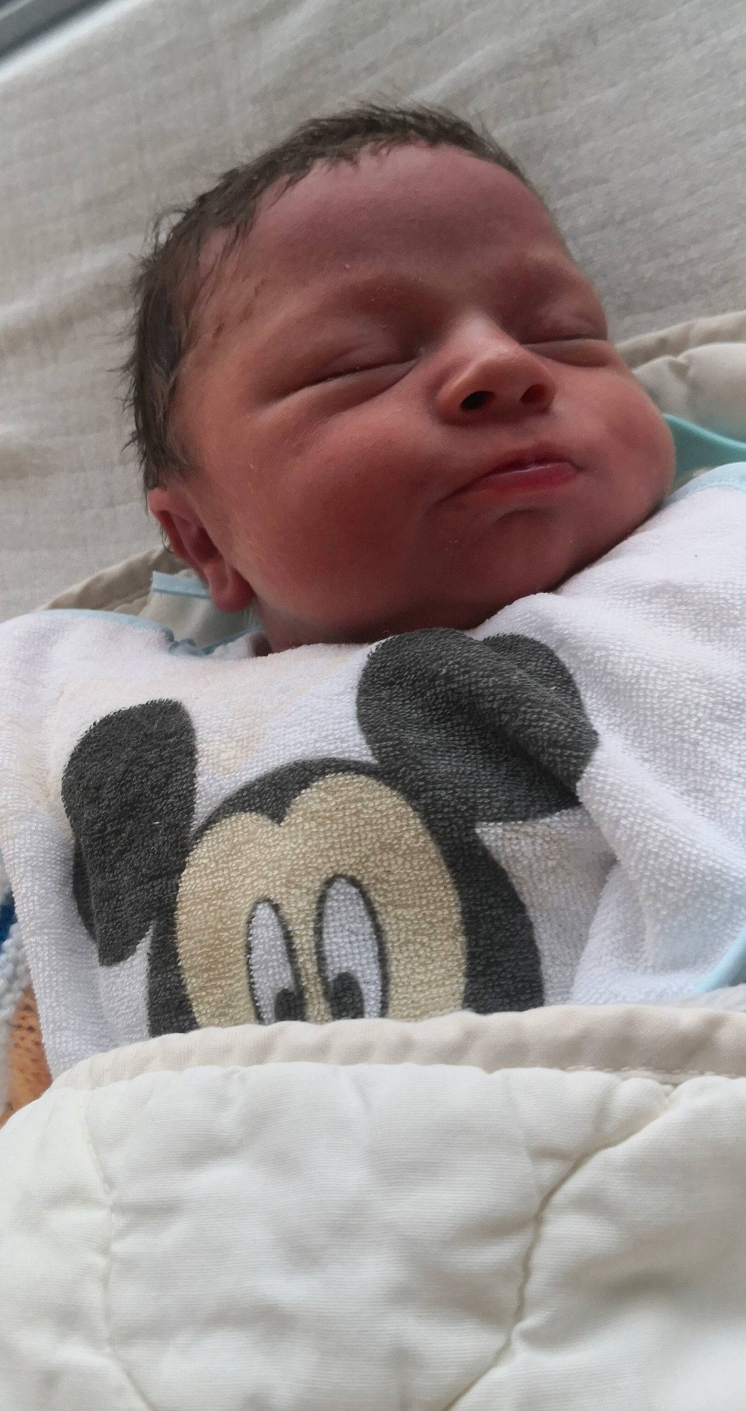 Timoté a rejoint le concours — aidez-le/la à gagner de superbes lots ! baby, baby_products, baby_sleeping, baby_toddler_clothing, bedding, bedtime, cheek, child, close_up, comfort, linens, mammal, nose, pattern, person, room, skin, sleeve, textile, toddler