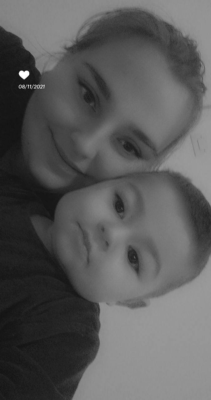 Timoté participe au concours pour gagner de l'argent avec cette photo : art, black_and_white, cheek, cloud, eye, eyelash, flash_photography, forehead, gesture, happy, iris, jaw, joy, lip, mouth, neck, nose, person, selfie, skin