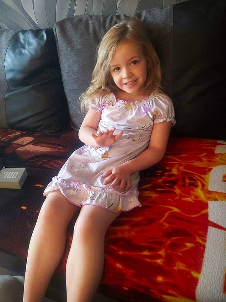 Jena a rejoint le concours — aidez-le/la à gagner de superbes lots ! blond, child, child_model, human_leg, joy, leg, long_hair, person, sitting, thigh