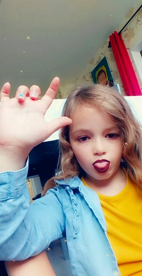 Jena a rejoint le concours — aidez-le/la à gagner de superbes lots ! arm, eye, facial_expression, finger, fun, gesture, hair, hairstyle, happy, human, human_body, iris, lip, mouth, neck, organ, person, photograph, pink, shoulder