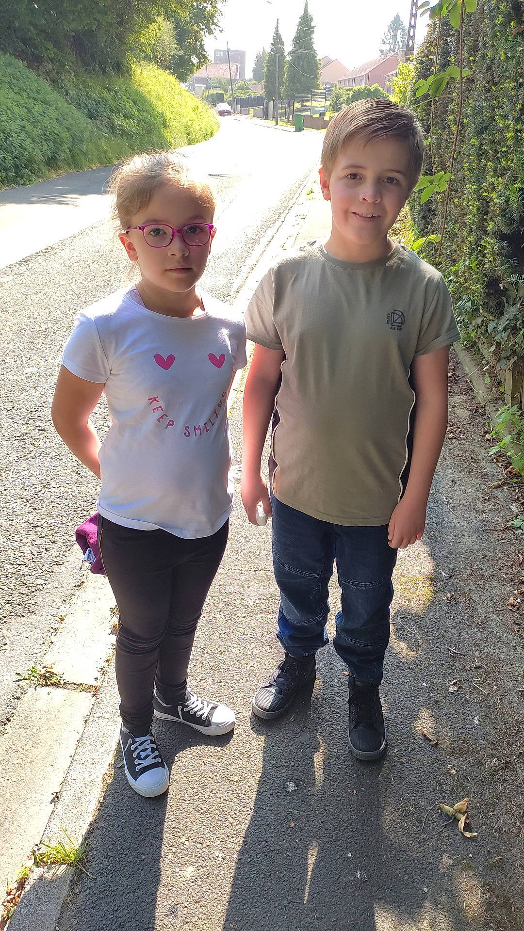 Jena participe au concours pour gagner de l'argent avec cette photo : cool, face, footwear, gesture, grass, happy, head, joy, leaf, leg, leisure, people, person, plant, recreation, shoe, sleeve, sneakers, standing, summer