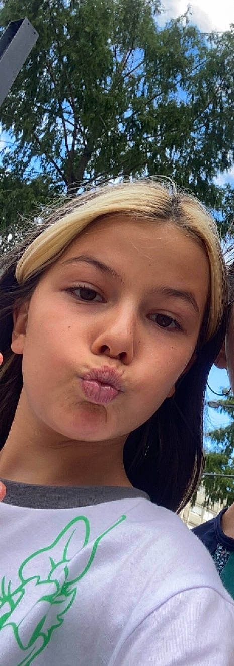 Jade participe au concours pour gagner de l'argent avec cette photo : blond, cheek, cool, ear, eye, eyebrow, eyelash, eyewear, forehead, fun, grass, happy, headgear, jaw, lip, mouth, neck, nose, person, sunlight