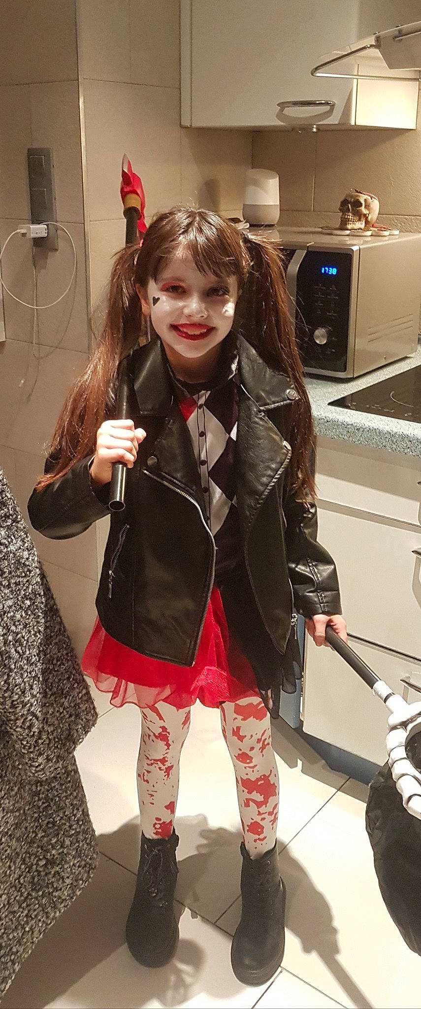 Jade participe au concours pour gagner de l'argent avec cette photo : bangs, blond, boot, bow_tie, cool, costume, eyewear, fashion_design, hairstyle, human_leg, joy, kitchen_appliance, knee, long_hair, person, shoe, sleeve, smile, standing, textile