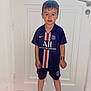 Jayden a rejoint le concours — aidez-le/la à gagner de superbes lots ! boy, casual, child, cute, door, expression, fashion, floor_mat, indoor, paris_saint_germain, person, portrait, shorts, soccer_jersey, socks, standing, watch, white_door, wood_floor, young