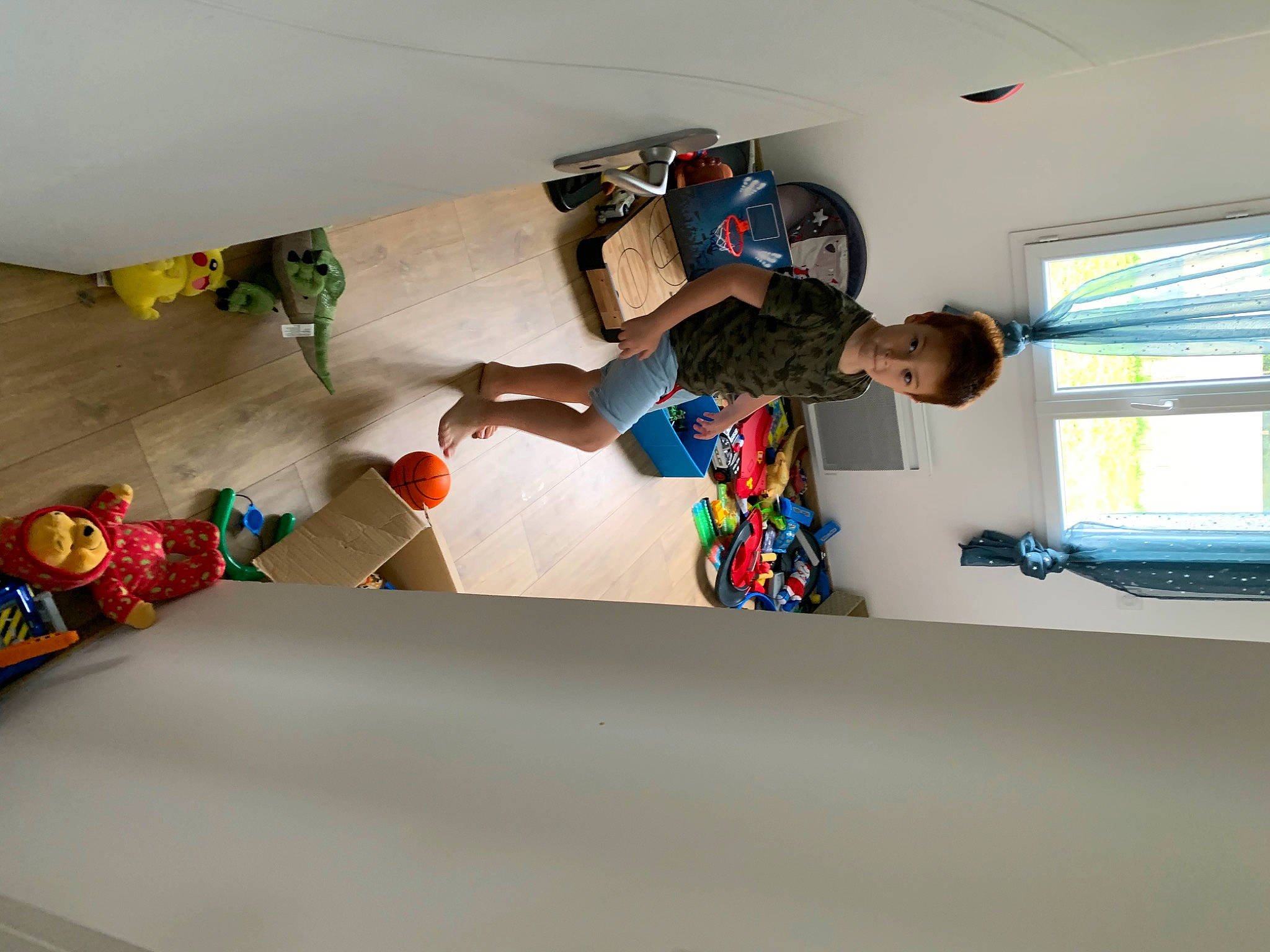 Kaïs a rejoint le concours — aidez-le/la à gagner de superbes lots ! ceiling, flip_acrobatic, floor, house, interior_design, person, play, recreation, room