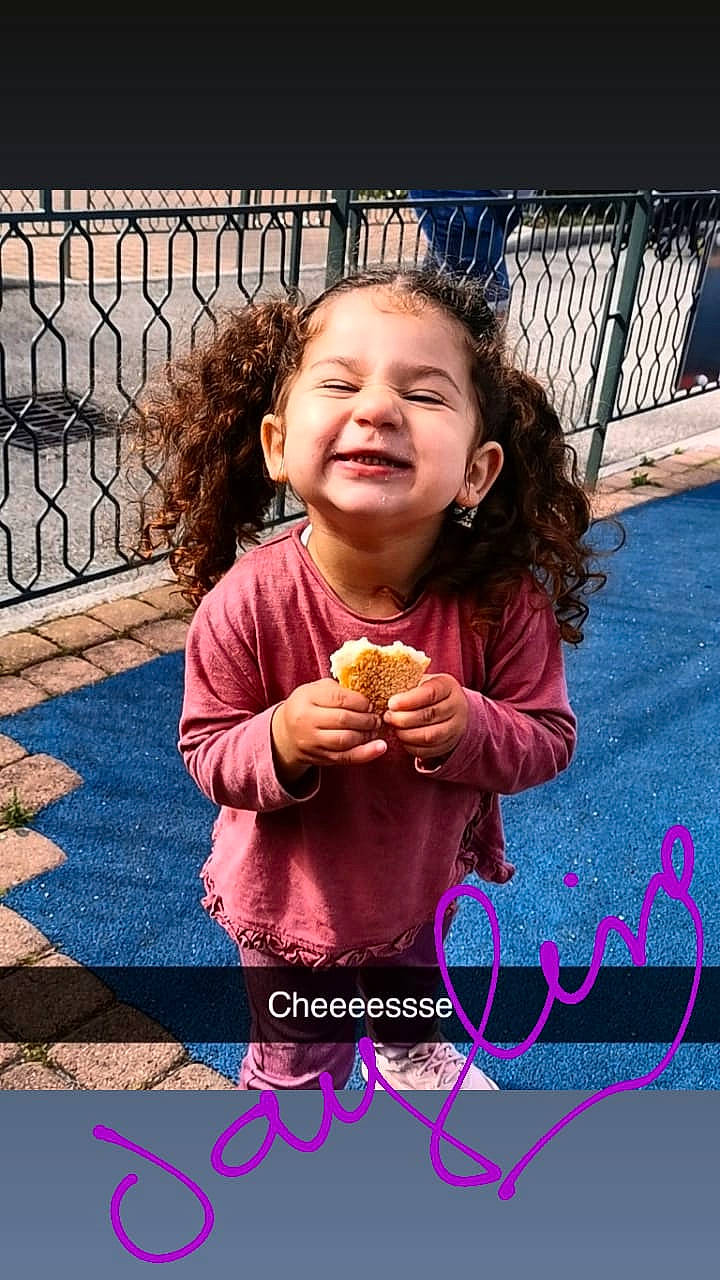 Jay participe au concours pour gagner de l'argent avec cette photo : child, cuisine, eating, fence, food, fun, grass, happy, joy, leisure, magenta, people_in_nature, person, photo_caption, pink, play, purple, recreation, smile, sweetness