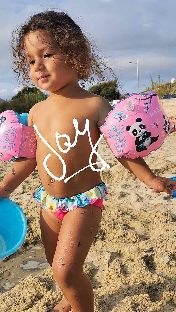 Jay a rejoint le concours — aidez-le/la à gagner de superbes lots ! beach, blue, brassiere, chest, hairstyle, happy, leisure, lingerie, people_in_nature, people_on_beach, person, pink, sky, swimsuit_bottom, swimsuit_top, swimwear, thigh, toddler, trunk, undergarment