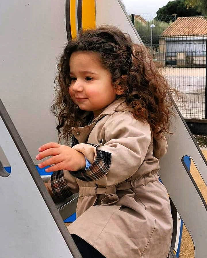 Jay participe au concours pour gagner de l'argent avec cette photo : blond, child, eye, fun, hairstyle, happy, human_settlement, leisure, motor_vehicle, outdoor_play_equipment, people, person, play, recreation, smile, toddler, travel, tree, vacation, wood