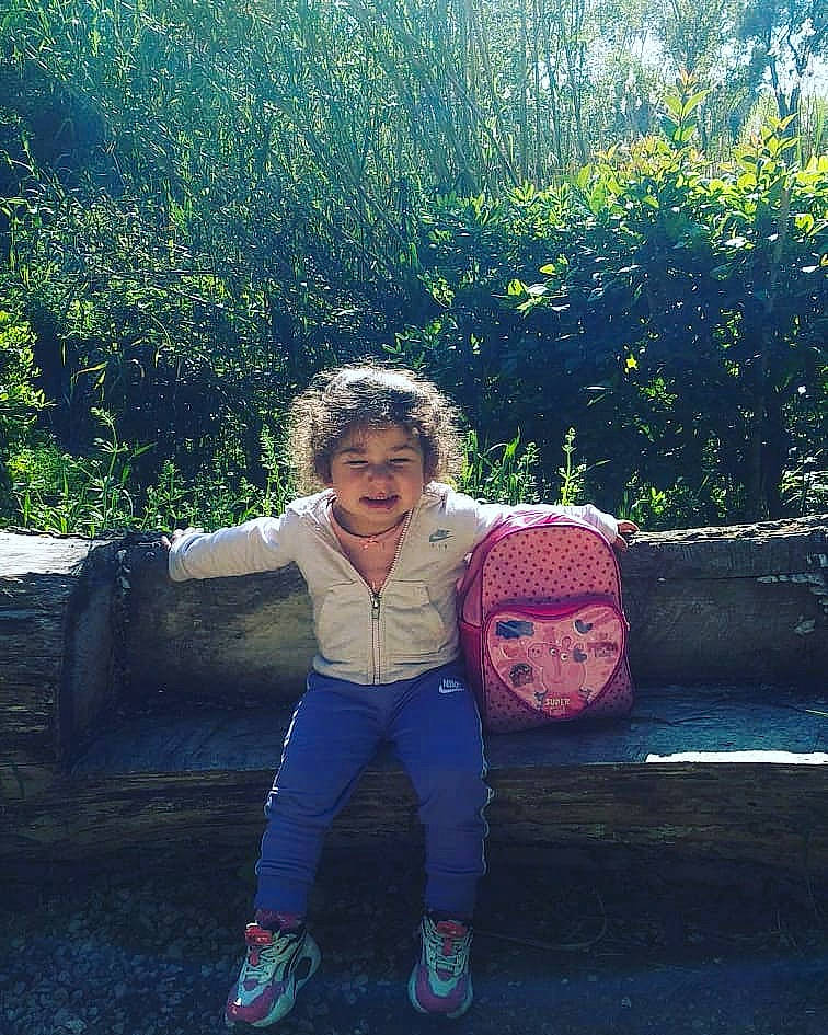 Jay a rejoint le concours — aidez-le/la à gagner de superbes lots ! cool, electric_blue, fun, grass, happy, human, landscape, leaf, leg, leisure, magenta, morning, people_in_nature, person, plant, recreation, sunlight, tints_and_shades, toddler, travel