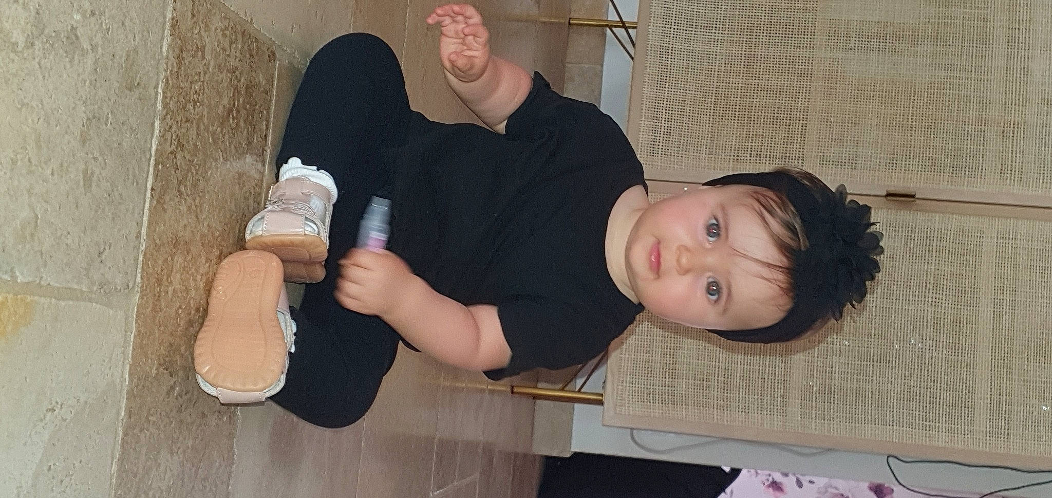 émie participe au concours pour gagner de l'argent avec cette photo : child, comfort, elbow, flooring, foot, fun, gesture, human_leg, knee, lap, leg, pattern, person, room, sitting, sock, thumb, toddler, vacation, wood