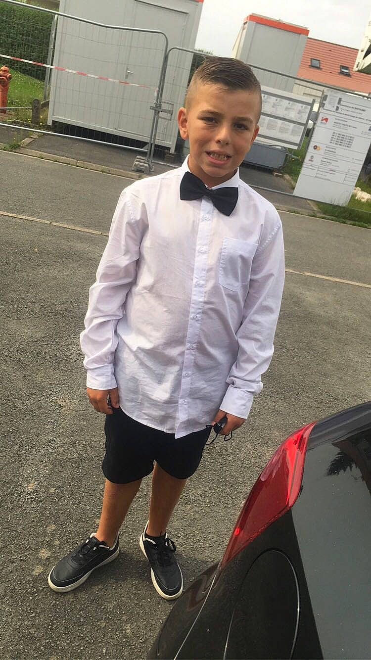 Kalvin participe au concours pour gagner de l'argent avec cette photo : asphalt, automotive_design, automotive_exterior, automotive_lighting, blazer, car, collar, dress_shirt, fashion, footwear, formal_wear, hood, motor_vehicle, person, personal_luxury_car, shorts, sleeve, street_fashion, tie, vehicle