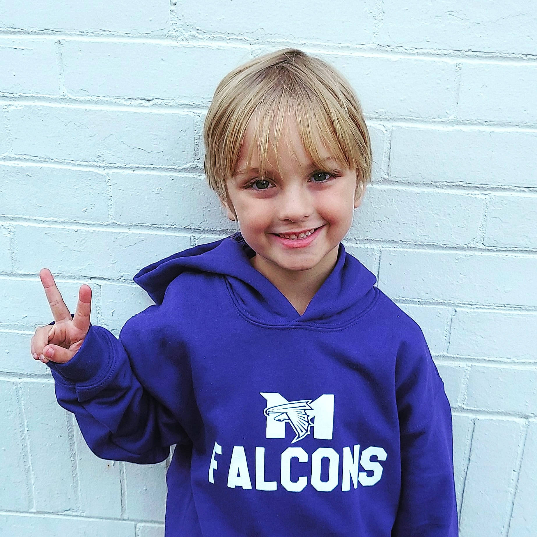 Christian is registered to the contest to win money with this photo: arm, clothing, electric_blue, facial_expression, finger, gesture, hand, happy, human_body, jacket, jersey, joint, joy, outerwear, person, shoulder, sleeve, smile, sportswear, t_shirt