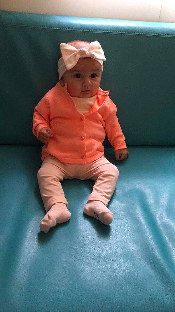 Nola participe au concours pour gagner de l'argent avec cette photo : baby, child, person, play, sitting, toddler