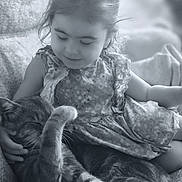 Samba a rejoint le concours — aidez-le/la à gagner de superbes lots ! child, cat, couch, smile, black_and_white, indoor, cute, pet, girl, animal, cozy, affection, young, relaxing, casual_clothing, furniture, nap, comfort, home, tenderness