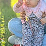 Omnia a rejoint le concours — aidez-le/la à gagner de superbes lots ! baby, child, person, sunglasses, pink_cardigan, floral_outfit, grass, hand, jeans, shoe, socks, pacifier_clip, outdoor, sunlight, nature, playing, casual, sitting, cute, headband