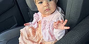 Omnia participe au concours pour gagner de l'argent avec cette photo : baby, child, car_seat, car_interior, seatbelt, pink_sneakers, headband, floral_bow, dress, cardigan, hand, serious_expression, infant, person, clothing, footwear, sitting, seat, interior, vehicle