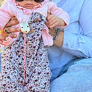 Omnia a rejoint le concours — aidez-le/la à gagner de superbes lots ! baby, child, sunglasses, pink_cardigan, floral_onesie, hand, adult, blue_shirt, jeans, person, fashion, outdoor, portrait, cute, infant, clothing, accessory, holding, casual, cool