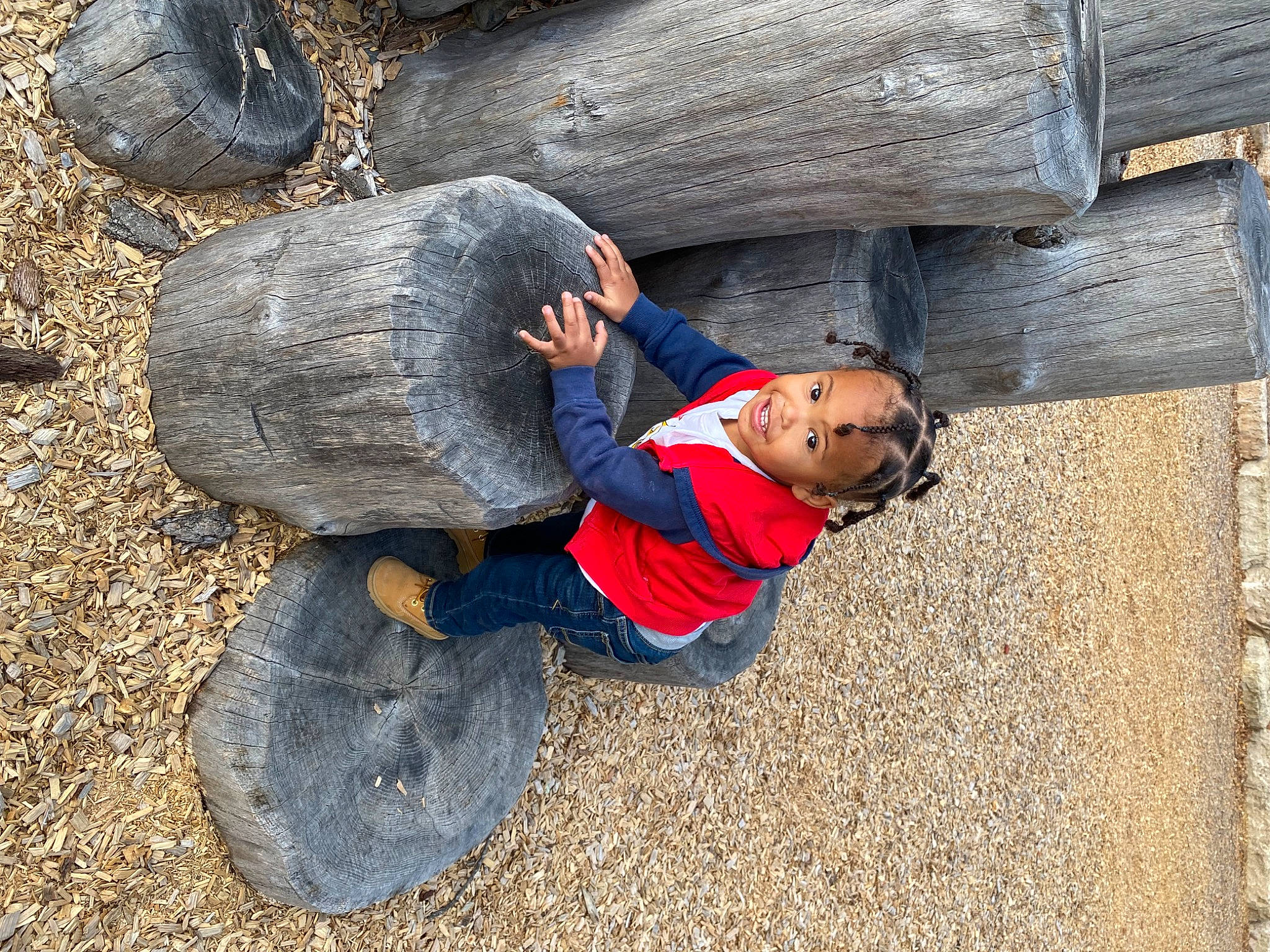 Melék is registered to the contest to win money with this photo: automotive_tire, automotive_wheel_system, bedrock, denim, foot, geology, hat, headgear, leisure, outdoor_shoe, outerwear, person, recreation, reptile, rock, sneakers, toddler, tree, trunk, walking_shoe