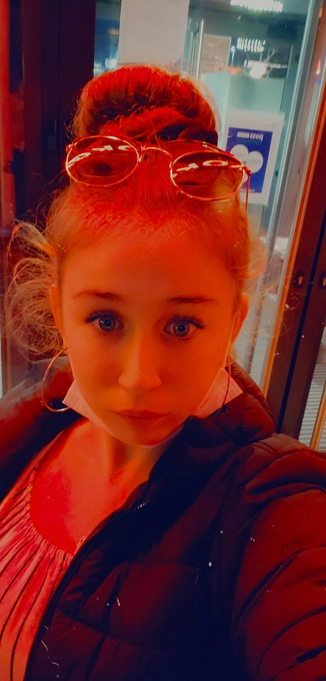 Jessica a rejoint le concours — aidez-le/la à gagner de superbes lots ! cheek, chin, cool, ear, eyebrow, eyelash, eyewear, forehead, glasses, goggles, iris, jaw, lip, mouth, neck, nose, orange, person, skin, sunglasses