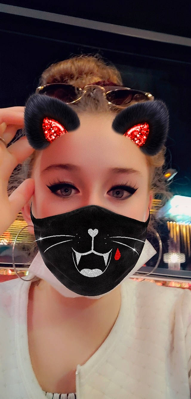 Jessica a rejoint le concours — aidez-le/la à gagner de superbes lots ! black_hair, cheek, child, chin, cool, ear, entertainment, event, eye, eyebrow, eyelash, eyewear, forehead, fun, headgear, lip, lipstick, neck, nose, person