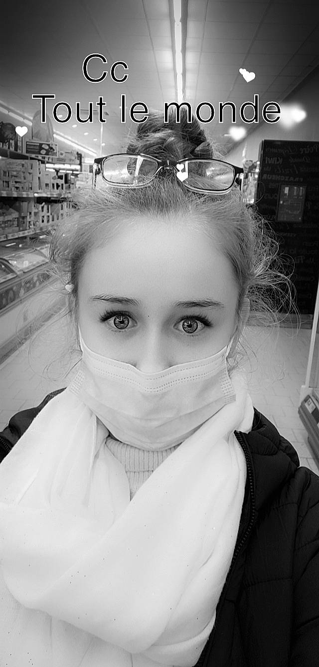 Jessica a rejoint le concours — aidez-le/la à gagner de superbes lots ! beauty, black_and_white, child, eyelash, eyewear, flash_photography, font, fun, happy, jaw, monochrome, monochrome_photography, person, personal_protective_equipment, portrait_photography, room, selfie, service, shelf, street