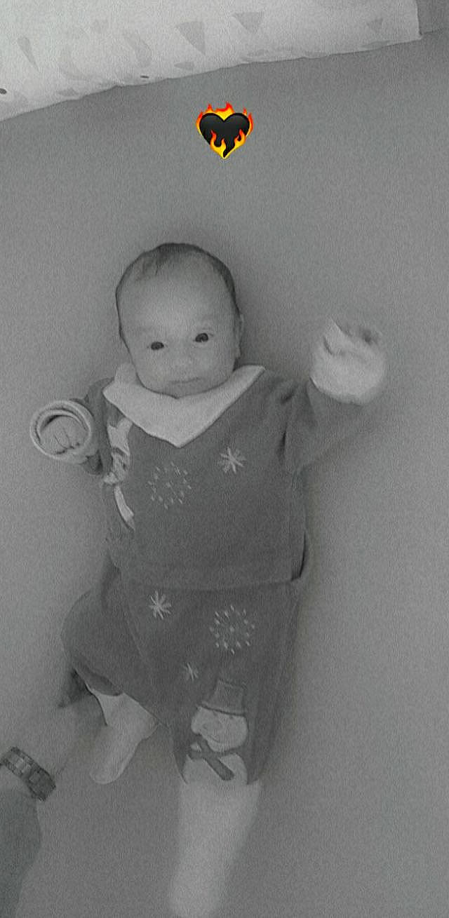 Chloé participe au concours pour gagner de l'argent avec cette photo : arm, baby, baby_products, baby_toddler_clothing, cheek, child, gesture, happy, human_body, monochrome, monochrome_photography, person, plaster, room, sitting, sleeve, toddler, wrist