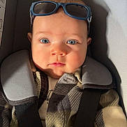 Noa a rejoint le concours — aidez-le/la à gagner de superbes lots ! baby, child, car_seat, sunglasses, blue_eyes, plaid_jacket, straps, infant, seatbelt, portrait, indoor, cute, face, headwear, clothing, young_child, baby_boy, expression, closeup, soft_light