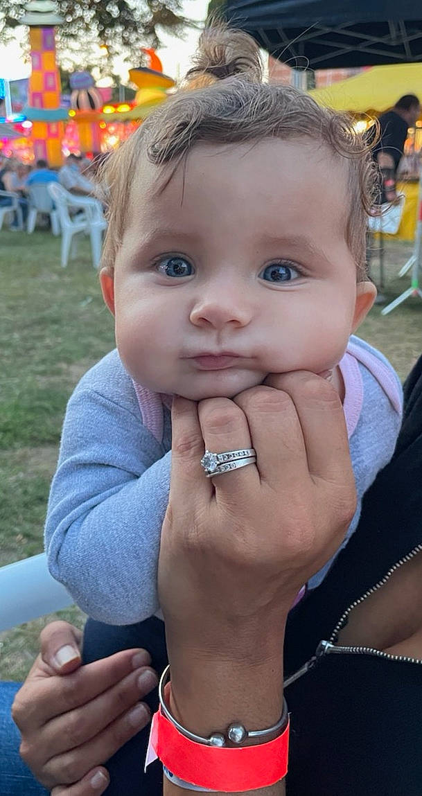 Miya participe au concours pour gagner de l'argent avec cette photo : baby, cheek, chin, eye, eyelash, finger, gesture, hairstyle, hand, happy, head, iris, leisure, lip, mouth, nail, nose, person, skin, thumb